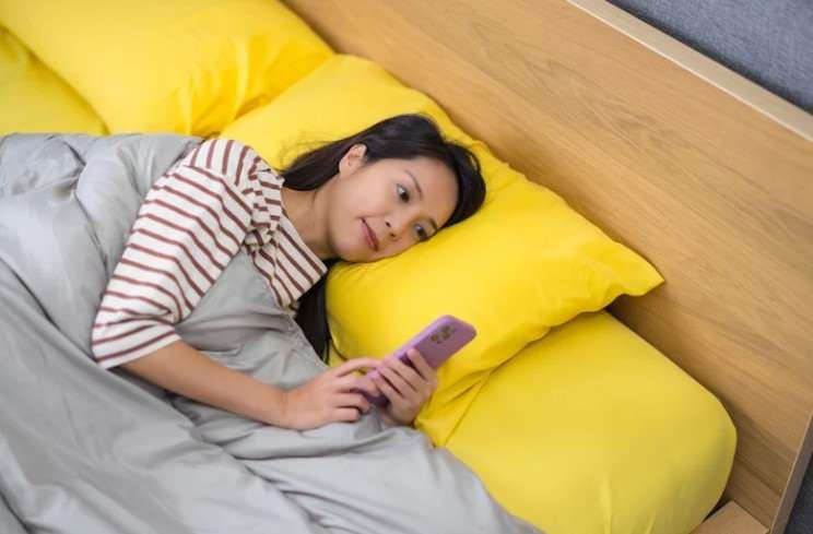 <p><strong>7- Yatakta telefon kullanmak: beyin ekranı uyanıklık sinyali olarak algılar: </strong>"Yatak=uyku" bağlantısı zayıflar, uykuya dalma süresi uzar. </p>
