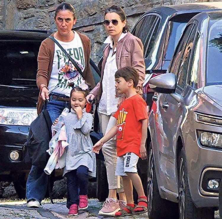 <p>Ünlü oyuncu Özgü Namal, dizi setine giderken İstanbul'un Beykoz ilçesinde iki çocuğuyla birlikte trafik kazası geçirdi. Namal, şoförünün kontrolündeki aracın başka bir araca çarpmasıyla ölümden döndü.</p>
