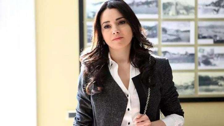 <p><strong>ÜNLÜ OYUNCU ÇOCUKLARIYLA BİRLİKTE ÖLÜMDEN DÖNDÜ</strong></p>

<p>Birsen Altuntaş'ın haberine göre; Namal, sabah saatlerinde okulların da tatil olması nedeniyle 2 çocuğunu da yanına alarak dizi setine gitmek için yola çıktı. Ünlü oyuncunun şoförünün kullandığı araca Beykoz yolunda başka bir araç çarptı.</p>
