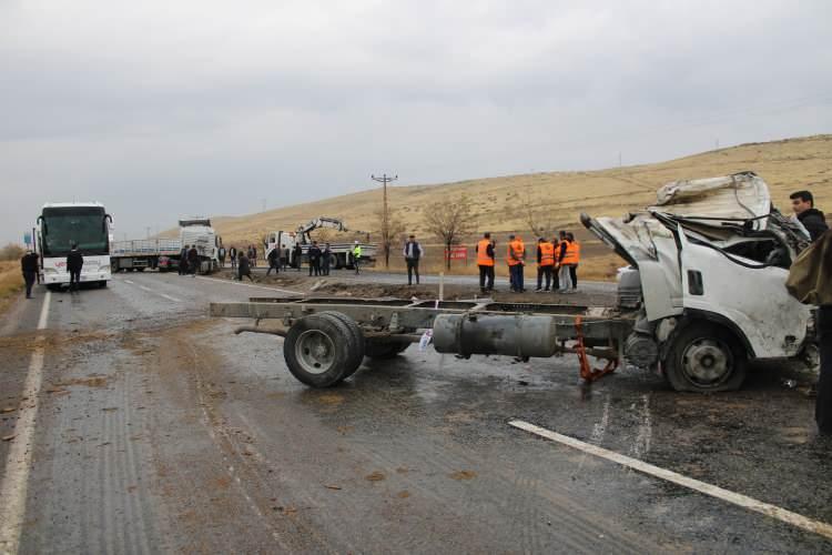 <p>Kamyonetin arkasından gelen Yeni Aksaray firmasına ait 68 BK 707 plakalı yolcu otobüsü, kazayı gördükten sonra durdu. </p>
