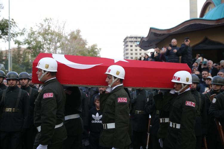 <p>Gürcistan-Azerbaycan sınırında düşen askeri kargo uçağında şehit olan 39 yaşındaki Hava Uçak Bakım Astsubay Başçavuş Burak Özkan'ın cenazesi, memleketi Niğde'de toprağa verildi.</p>
