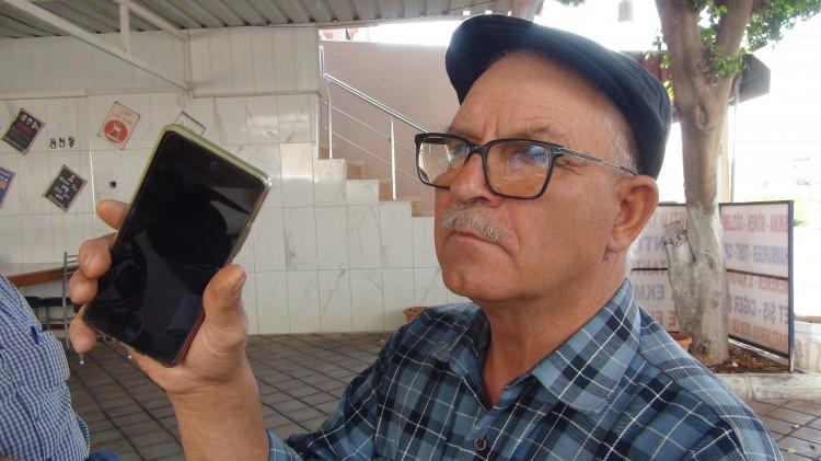 <p>Türkiye’nin her tarafından gelen telefonlara görüntülü cevap vererek yer altı suyunun yerini söyleyen Ali Dayıcık, girdiği tarla veya bahçelerde su kaynaklarını bulduğunda elektrik çarpmışa dönüyor.</p>
