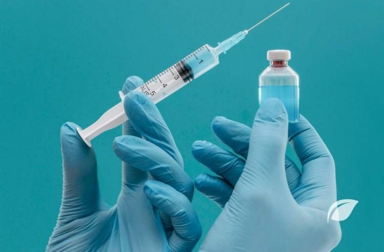 <p><strong>Çabasız bir şekilde fit bir görünüme sahip olmak birçok kişi, sayısız yönteme şans veriyor. Özellikle sanat dünyasından birçok isim, son yıllarda popülaritesi zirve yapan yeni nesil zayıflama iğnelerini sıklıkla kullanıyor. Hızlı bir şekilde kilo vermeye olanak tanıyan bu yöntem her ne kadar hızlı kilo kaybı sağlasa da sağlık için tehlikeli riskleri beraberinde getiriyor olabilir.</strong></p>
