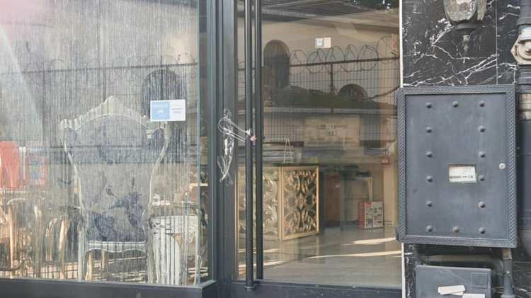 <p><strong>GÖZLER OTELE ÇEVRİLDİ</strong></p>

<p> </p>

<p>Yaşanan bu gelişme ardından gözler o otele çevrildi. Sağlık Bakanlığı ve Tarım Bakanlığı ekipleri Fatih’teki otelde inceleme başlattı. Olay Yeri İnceleme Ekipleri tarafından da otelin odalarında inceleme yapıldı.</p>
