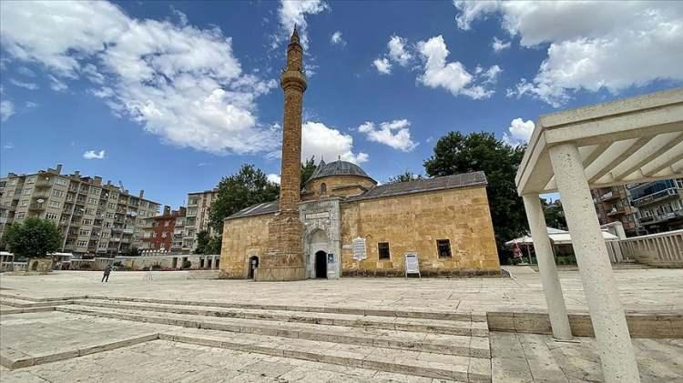 <p><span style="color:#B22222"><strong>Kırşehir: </strong></span></p>

<p> </p>

<p>Raki il: Nevşehir</p>
