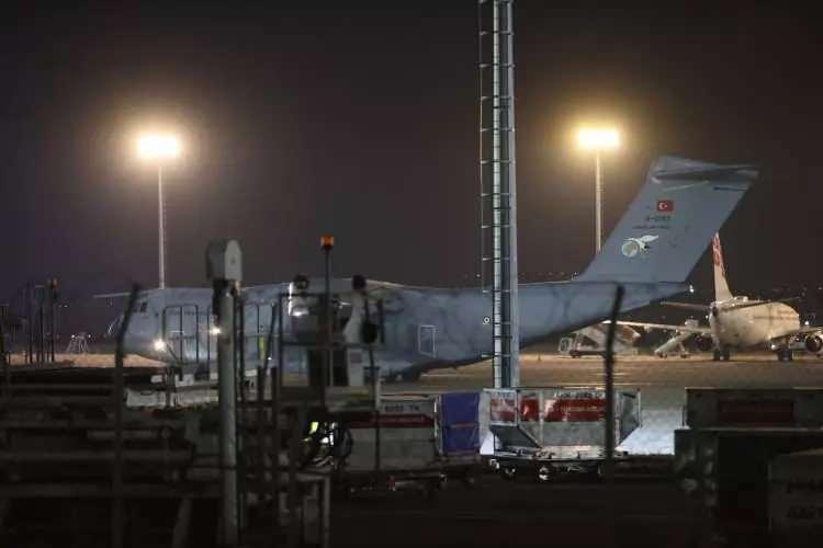 <p>Gürcistan'da şehit düşen 20 askerin naaşı "Koca Yusuf" A400M uçağı ile Türkiye'ye getirildi. </p>

<p> </p>
