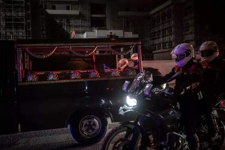 <p>Ankara Adli Tıp Kurumunda işlemlerinin tamamlanmasının ardından şehitlerin naaşları, Mürted Hava Üssü'nde düzenlenecek askeri tören alanına götürülmek üzere yola çıktı.</p>
