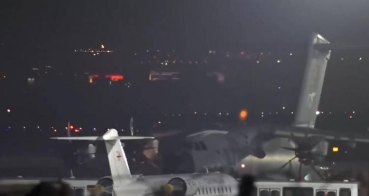 <p>Bu uçak Türk heyetini taşıyan uçak. Türkiye'den gelen askeri yetkililer bu uçakla gelmişti.</p>

<p>Birkaç gündür bekliyordu. Şu an hazırlıklar yapılıyor.</p>

<p>İşlemler tamamlanınca şehitlerimizin naaşı konvoy olarak yola çıktı.</p>
