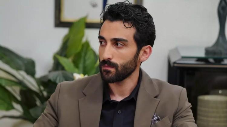 <p><strong>Doğa'</strong>yı canlandıran <strong>Sıla Türkoğlu</strong>, <strong>Mustafa'</strong>ya hayat veren <strong>Emrah Altıntoprak</strong>, <strong>Firaz'</strong>ı canlandıran <strong>Batuhan Bozkurt Yüzgüleç</strong> ve <strong>Işıl'</strong>ı canlandıran <strong>Ece İrtem</strong> gibi dizinin nabzını tutan isimlerin bir bölümde diziden ayrılması sosyal medyada tepki toplarken, bir diğer kaosta dizide evli bir çifti canlandıran <strong>Emrah Altıntoprak</strong> ve <strong>Feyza Civelek'</strong>ten geldi.</p>
