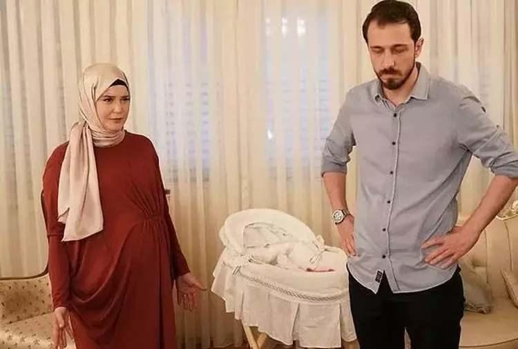 <p>Diziden ayrılacağı kesinleşen <strong>Emrah Altıntoprak</strong> da tıpkı <strong>Sıla Türkoğlu</strong> gibi partneri <strong>Feyza Civelek'</strong>i takipten çıkarması olay olmuştu. </p>
