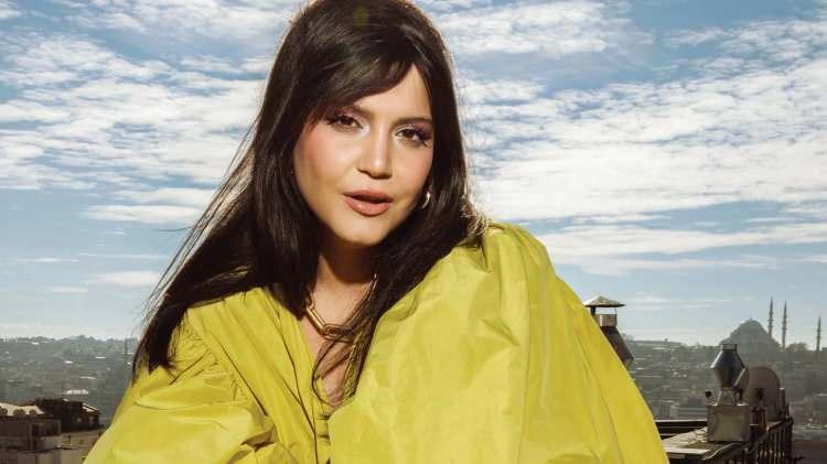 <p><strong>Civelek</strong>, yer aldığı bir davette <strong>Altıntoprak'</strong>ın kendisini takipten çıkarması ile ilgili ne düşündüğü sorusuna "<strong>O değil ben sildim"</strong> diyerek şunları söyledi:</p>
