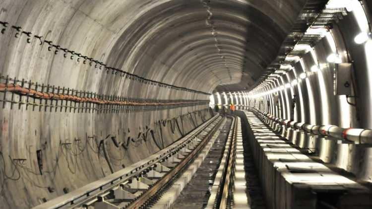 <p>Uraloğlu, yeni yapılacak metro hatlarının da planlama aşamasında sığınak vasfında olacak şekilde projelendirileceğini, mevcut metro tünellerinde ise eksikliklerin giderilerek aynı nitelikte düzenlemeler yapılacağını söyledi. </p>

<p> </p>
