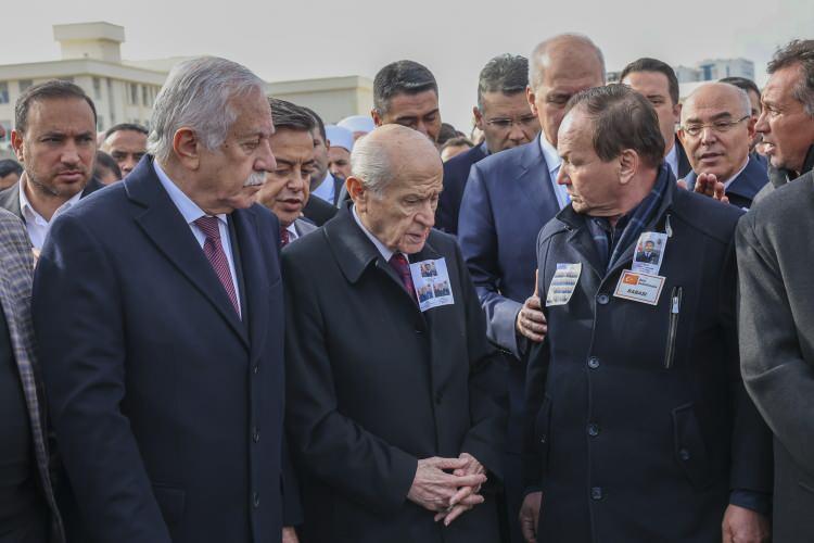 <p>Ankara'daki cenaze törenine MHP Genel Başkanı Devlet Bahçeli, Maliye Bakanı Mehmet Şimşek, Cumhurbaşkanı Yardımcısı Cevdet Yılmaz, TBMM Başkanı Numan Kurtulmuş da katıldı.</p>
