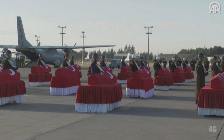 <p><span style="color:#B22222"><strong>ŞEHİTLERİMİZ DUALARLA MEMLEKETLERİNE UĞURLANDI</strong></span><br />
<br />
Azerbaycan-Gürcistan sınırında düşen C130 tipi askeri kargo uçağında şehit olan askerler için, Mürted Hava Meydan Komutanlığı'nda tören düzenlendi.</p>
