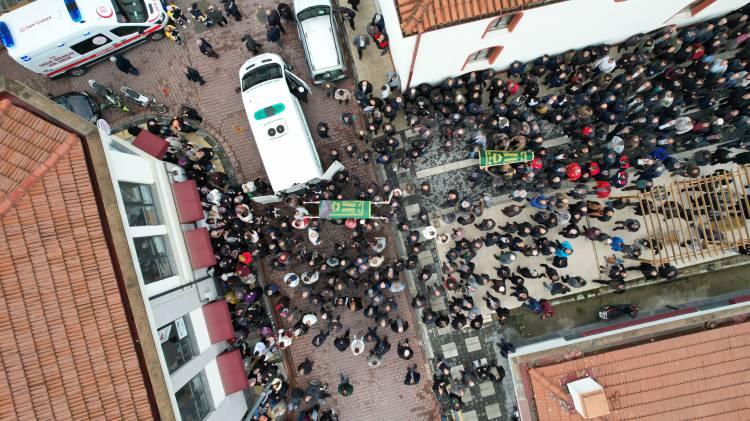 <p>Çocuğun cesedi 11 Kasım'da Köseali köyünün ormanlık arazisinde bulunan şelale tabanında, kadının cesedi ise oğlunun yaklaşık 50 metre üst tarafında bulunmuştu.</p>
