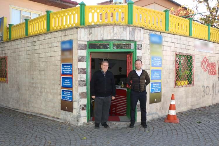 <p>Ayverdi'nin pide salonunun içine dahil ettiği mezarın, İl Kültür ve Turizm Müdürlüğü kayıtlarında '<strong>Ayırt Dede</strong>' adıyla yer aldığı öğrenildi. Fatih Ayverdi'nin bugüne kadar pide salonunun içerisinde koruyup, temizlik ve bakımını da yaptığı mezar, işletmeye gelenleri hayrete düşürüyor.</p>
