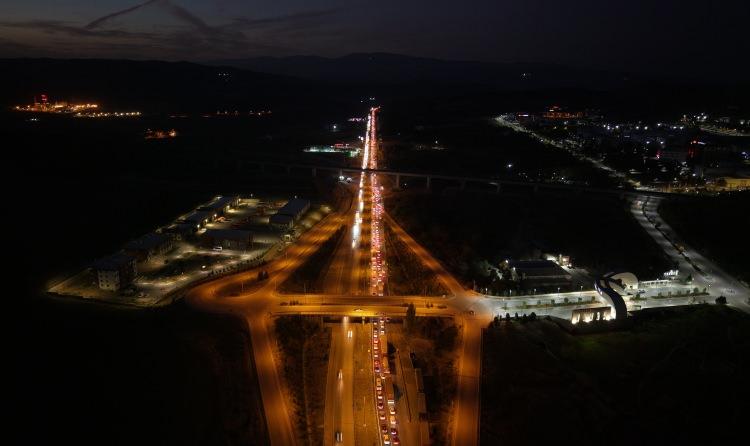 <p><span style="color:rgb(51, 51, 51)">Yoğunluk nedeniyle sürücülerin düşük hızla ilerlediği, kavşak ve bağlantı noktalarında bekleme sürelerinin uzadığı görüldü. </span></p>
