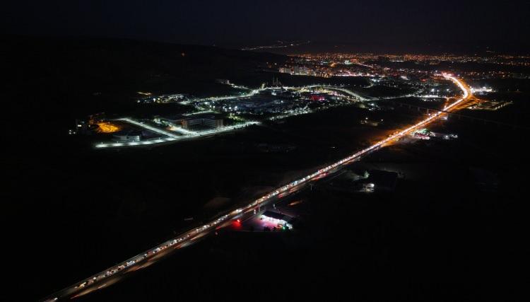 <p><span style="color:rgb(51, 51, 51)">Dönüş trafiğinin en fazla hissedildiği Ankara istikametinin bazı kesimlerinde trafik akışındaki yavaşlama havadan kaydedildi.</span></p>
