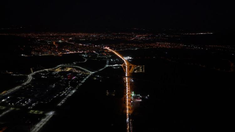 <p><span style="color:rgb(51, 51, 51)">Ekipler, sürücülerin hız limitlerine uyması, yakın takipten kaçınması ve uzun yolculuklarda dinlenme molaları vermesi konusunda uyarılarda bulundu.</span></p>
