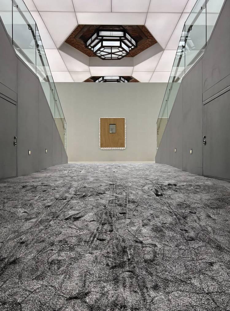 <p><strong>O anları aktaran bir kaynak, "Görevli aynayı sildiğinde herkes dondu. Birkaç saniye içinde eser yok olmuştu" yorumunda bulundu.</strong></p>
