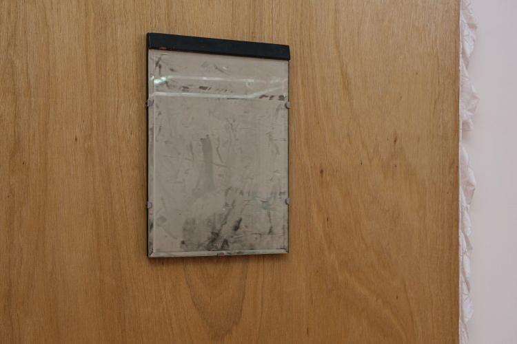 <p><strong>Müzenin "We Are Me" adlı sergisinde yer alan ve sanatçı Chen Sung-chih'nin imzasını taşıyan 40 yıllık "Inverted Syntax-16 (Ters Sözdizimi-16)" adlı eser, tozla kaplı bir ayna ve tahta yüzeyden oluşuyordu.</strong></p>
