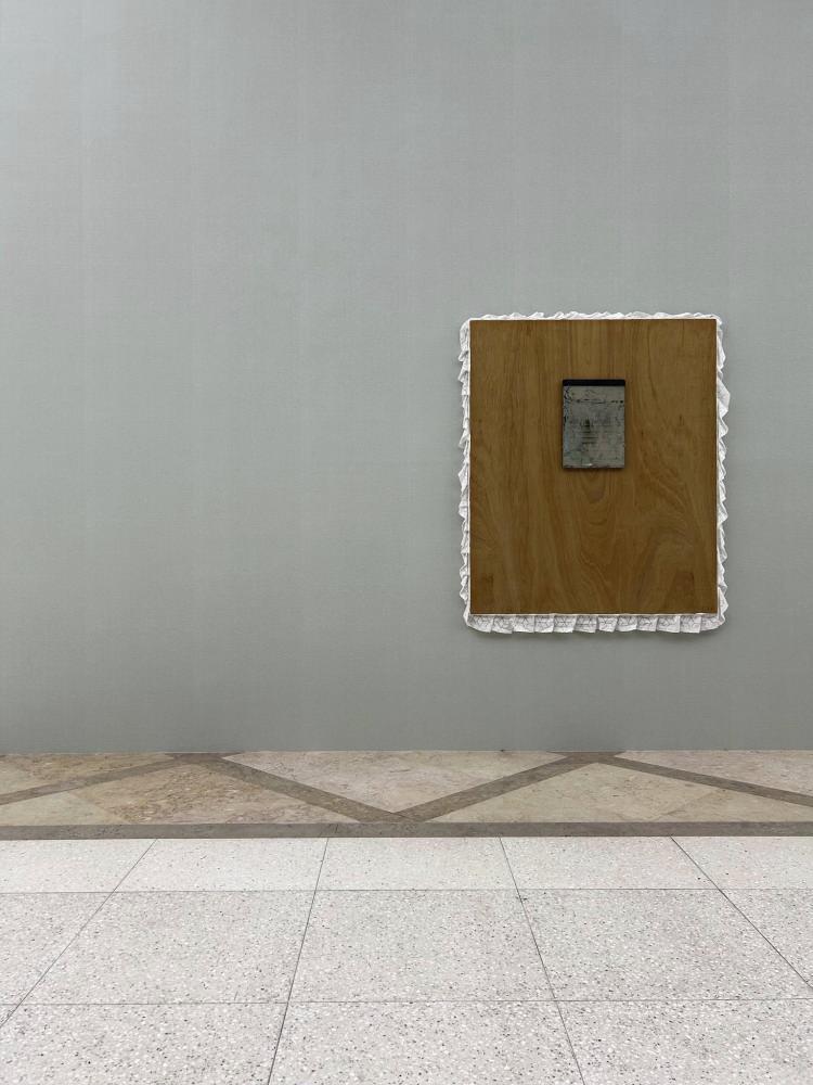 <p><strong>Eserin en önemli parçası olan toz tabakası ve sembolik lekenin ortadan kalkmasıyla büyük bir şok yaşanırken Keelung Kültür ve Turizm Bürosu, sanatçı Chen Sung-chih’den resmi olarak özür diledi. Ayrıca kurum, "maddi zararın tazmini" için hukuki adımların değerlendirileceğini de belirtti. </strong></p>
