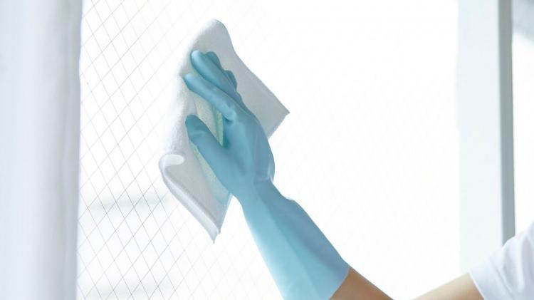 <p><span style="color:#FF0000"><strong>40 YILLIK ESERİ TOZ SANIP TUVALET KAĞIDIYLA SİLDİ</strong></span></p>

<p><strong>Aynanın üzerinde yer alan toz ve lekeler ise sanatçının "orta sınıfın çarpıtılmış benlik algısını" simgeleyen sembolik bir katman görevi üstleniyordu. Ancak müzede çalışan bir temizlik görevlisi, bu katmanı "kirlenmiş yüzey" sanarak tuvalet kağıdıyla sildi.</strong></p>
