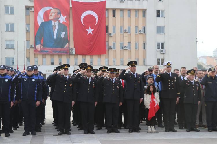 <p><span style="color:#B22222"><strong>Rize</strong></span></p>

<p>Saat 09.05'te sirenlerin çalmasıyla il protokolü ve vatandaşlar saygı duruşunda bulundu.</p>

<p> </p>
