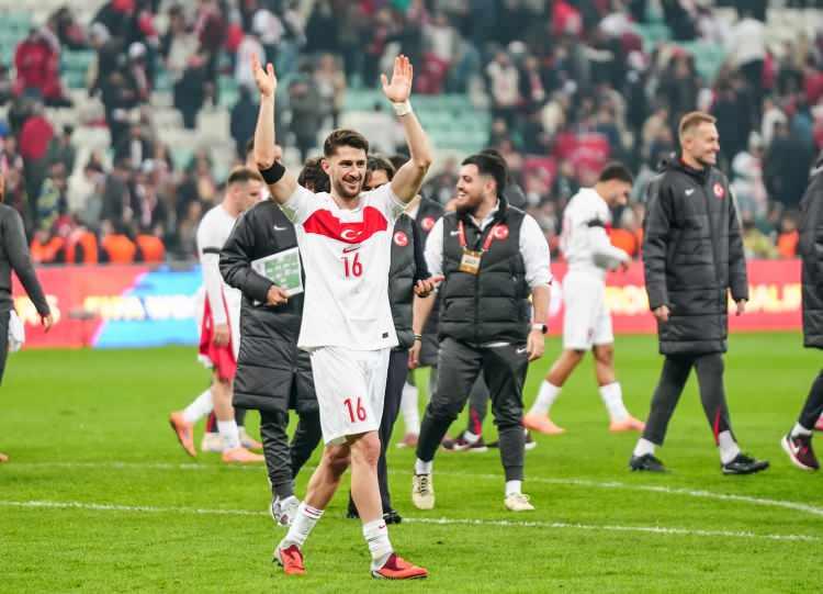 <p>Timsah Arena'da oynanan maçı ay-yıldızlılar 2-0 kazandı. A Milli Takım'ın gollerini Hakan Çalhanoğlu ve Chernev (kendi kalesine) attı.</p>
