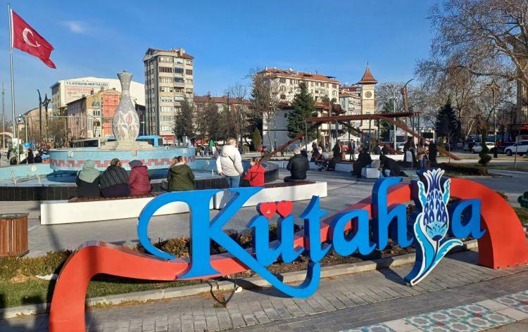 <p><span style="color:#FF0000"><strong>9- KÜTAHYA</strong></span></p>

<p>Toplam Mevduat: 56 milyar 259 milyon TL</p>

<p>Toplan Döviz Mevduatı: 26 milyar 760 milyon TL</p>

<p>Dövizin toplam mevduata oranı: Yüzde 47,57</p>
