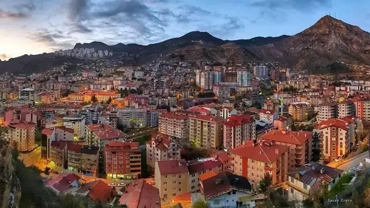 <p><span style="color:#FF0000"><strong>8- GÜMÜŞHANE</strong></span></p>

<p>Toplam Mevduat: 12 milyar 596 milyon TL</p>

<p>Toplan Döviz Mevduatı: 6 milyar 13 milyon TL</p>

<p>Dövizin toplam mevduata oranı: Yüzde 47,73</p>
