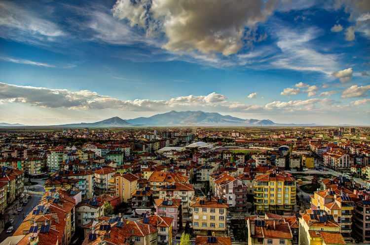 <p><span style="color:#FF0000"><strong>3- KARAMAN</strong></span></p>

<p>Toplam Mevduat: 39 milyar 574 milyon TL</p>

<p>Toplan Döviz Mevduatı: 20 milyar 129 milyon TL</p>

<p>Dövizin toplam mevduata oranı: Yüzde 50,87</p>
