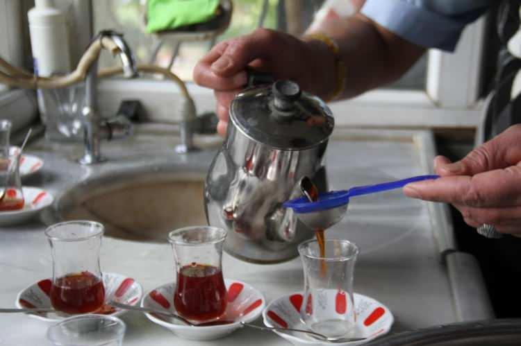 <p><strong>Burası çay ocağıdır, çayımız tazedir. Müşterilerimizden herhangi bir şikayet yoktur. Çayımız her zaman güzeldir. Elimizden geldiği kadarıyla iyi yapmaya çalışacağız. Piyasada çay 10 liradır, belki feribotlarda ve başka yerlerde 15 lira olabilir. Ama diğer kıraathanelerde ve çay ocaklarında 10-15 liradır, en düşük veren benim. 5 liradan veriyorum.</strong></p>
