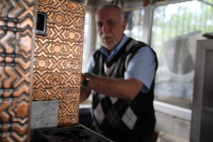 <p><strong>Vatandaş için uygun bir yerdir. Buranın halkı genellikle emeklidir, orta yaşlı kişilerdir. Oyun yok bir şey yok, herkes buraya gelip tertemiz bir şekilde çayını içer, sohbetini eder. Günlük temizliyorum, yıkıyorum. Millet rahat rahat oturup çayını içiyor, herkes memnundur"</strong> şeklinde konuştu.</p>
