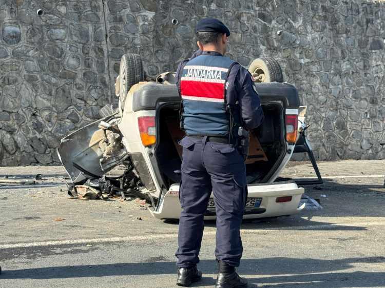 <p>Sağlık ekiplerinin kontrolünde, otomobildeki G.Y.’nin babası Bilal Yüksel’in (51) yaşamını yitirdiği belirlendi. </p>
