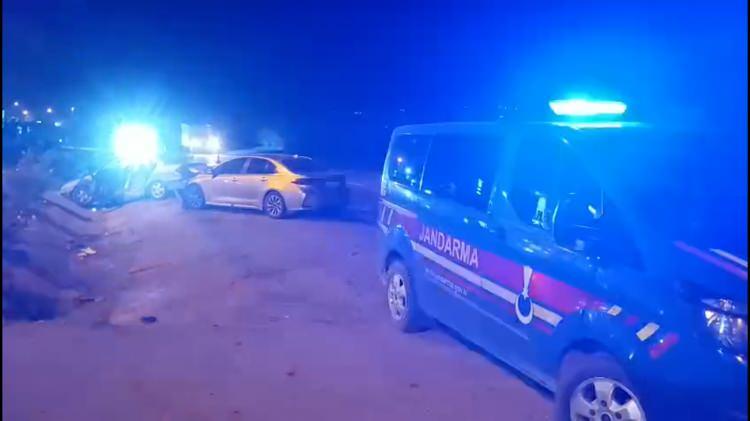 <p>Halil Gültekin'in kullandığı 52 FL 053 plakalı otomobil ile Yasin Şafak'ın kullandığı 07 AJN 573 plakalı otomobil çarpıştı. </p>
