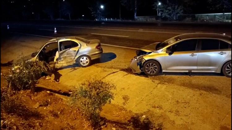 <p>Kazada, her iki araç sürücüsü ile otomobillerdeki 10 kişi yaralandı. </p>
