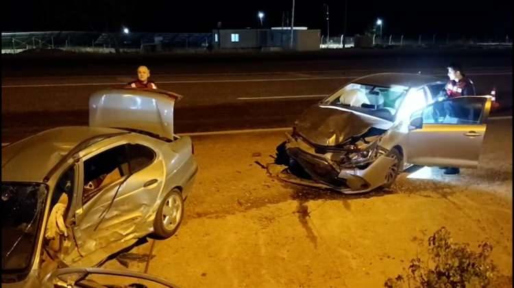 <p>Çevredekilerin ihbarı üzerine kaza yerine gelen sağlık ekipleri sevk edildi. </p>
