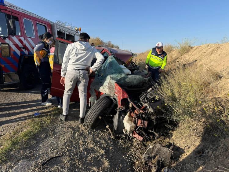 <p><strong><span style="color:rgb(178, 34, 34)">YÜK KAMYONUYLA ÇARPIŞAN OTOMOBİL HURDAYA DÖNDÜ: 1 ÖLÜ, 1 YARALI</span></strong></p>

<p>Kırşehir'de, kamyonla çarpışan otomobilin sürücüsü Hüseyin Toy (35) hayatını kaybetti, araçtaki 1 yolcu ise yaralandı.</p>

<p> </p>
