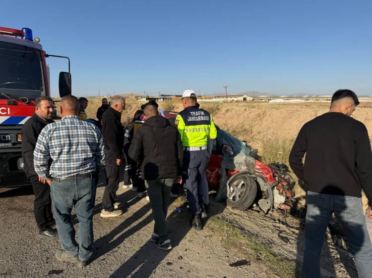 <p>Hüseyin Toy idaresindeki 06 RJV 88 plakalı otomobil, karşı yönden gelen, sürücüsü öğrenilemeyen 68 AET 619 plakalı yük kamyonuyla çarpıştı. Otomobil sürücüsü Toy, araçta sıkıştı. Çevredekilerin ihbarıyla bölgeye sağlık, itfaiye ve jandarma ekipleri sevk edildi. </p>
