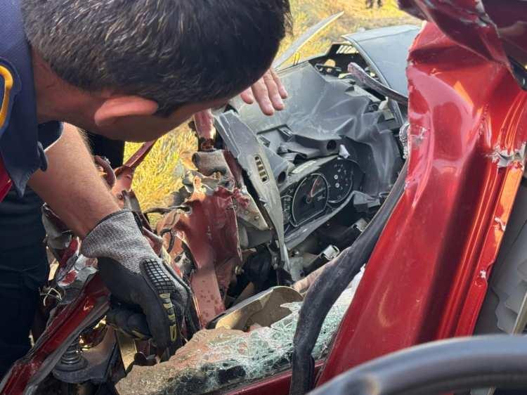 <p>İtfaiyecilerin çalışmasıyla sıkıştığı yerden çıkarılan Toy'un yaşamını yitirdiği belirlendi. Otomobilde yaralanan ismi öğrenilemeyen 1 yolcu ise Kırşehir Eğitim ve Araştırma Hastanesi'ne kaldırıldı. Kazayla ilgili soruşturma başlatıldı. </p>
