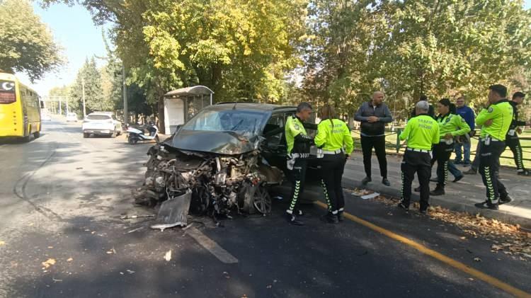 <p><strong><span style="color:rgb(178, 34, 34)">ÖNCE REFÜJE SONRA DİREĞE ÇARPAN HAFİF TİCARİ ARACIN SÜRÜCÜSÜ AĞIR YARALANDI</span></strong></p>

<p>Gaziantep’te yitirip refüje çarpan hafif ticari aracın sürücüsü A.E., yaralandı.</p>

<p> </p>
