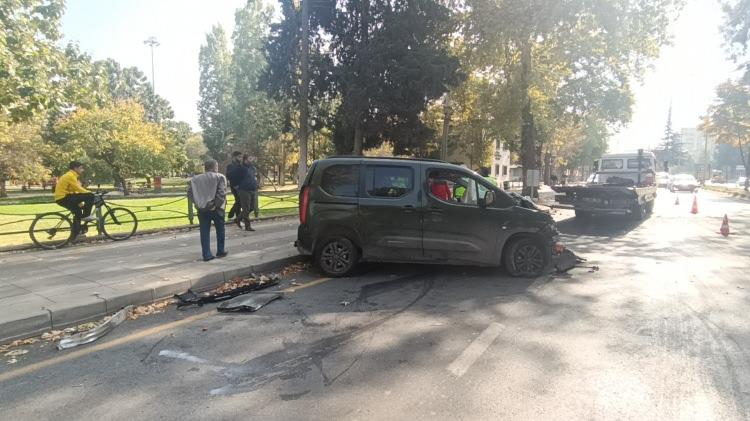 <p>Kaza, öğle saatlerinde, Öğretmenevleri Mahallesi’nde meydana geldi. A.E.'nin kullandığı 27 AZK 576 plakalı hafif ticari araç, sürücünün direksiyon hakimiyeti yitirmesi sonucu önce refüje sonra elektrik direğine çarptı. </p>
