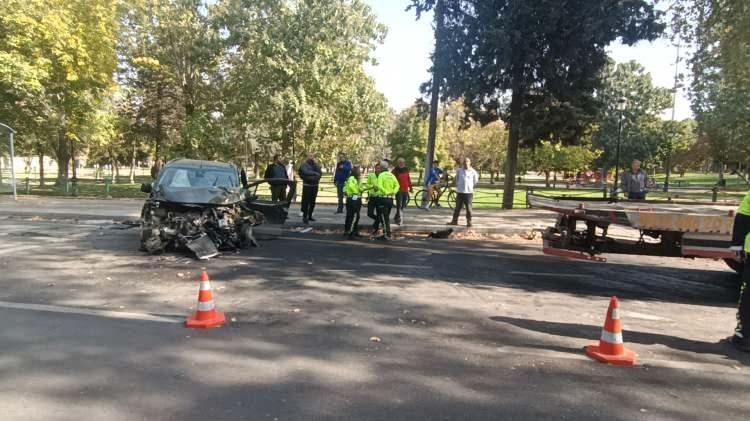 <p>Kazayı görenlerin ihbarıyla bölgeye polis ve sağlık ekipleri sevk edildi. İlk müdahalenin ardından yaralı sürücü, ambulansla 25 Aralık Devlet Hastanesi’ne sevk edildi. Tedaviye alınan A.E.’nin durumunun ağır olduğu öğrenildi.</p>

<p> </p>
