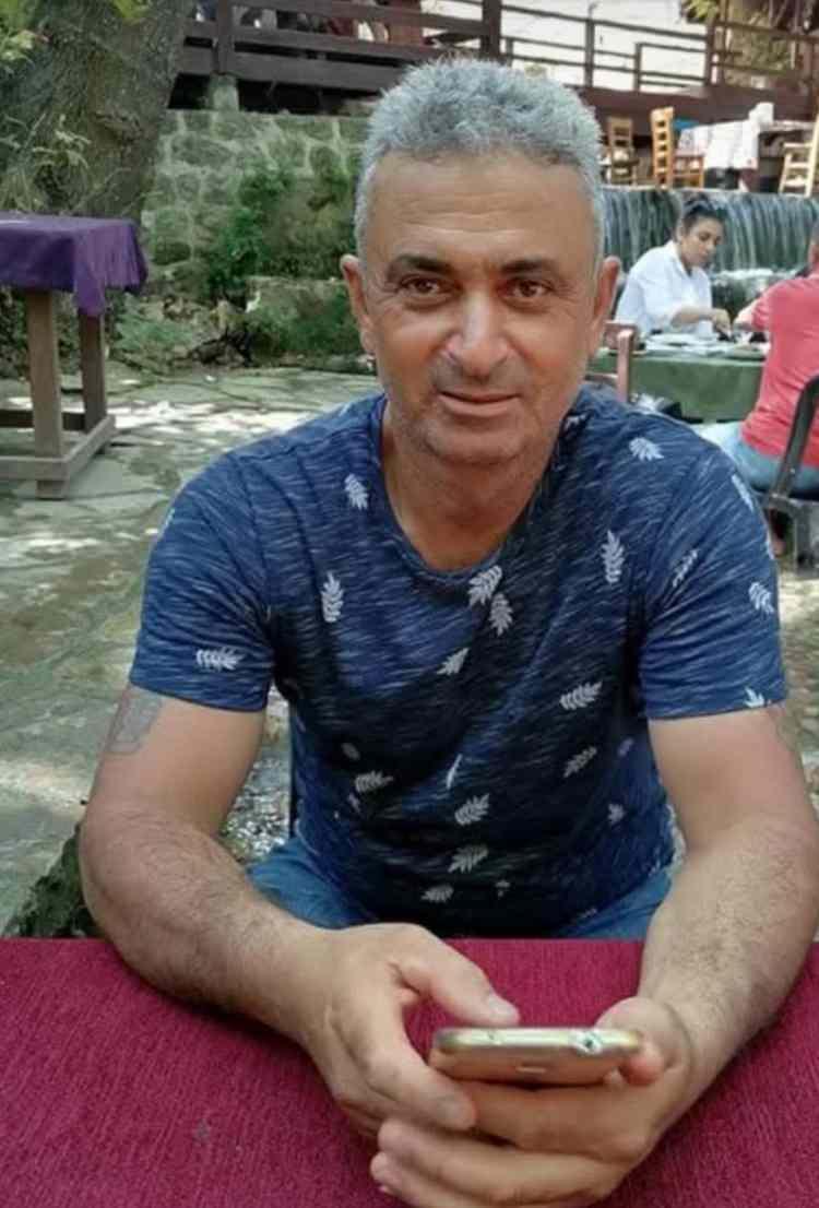 <p><span style="color:#B22222"><strong>TARSUS’TA TRAFİK KAZASI: 1 ÖLÜ, 1 YARALI</strong></span></p>

<p>Mersin’in Tarsus ilçesinde otomobil ile motosikletin çarpışması sonucu 1 kişi hayatını kaybetti, 1 kişi yaralandı.</p>

<p>Kaza D-750 Karayolu (Eski Ankara yolu) Sağlıklı Mahallesi'nde meydana geldi. İddiaya göre, E.T. (37) idaresindeki 33 AAB 581 plakalı otomobil ile Hikmet Güraslan’ın (53) kullandığı 31 AZA 608 plakalı motosiklet çarpıştı. Çevredekilerin ihbarı üzerine olay yerine sağlık ve jandarma ekipleri sevk edildi. Sağlık ekipleri kaza yerine geldiğinde motosiklet sürücüsü Hikmet Güraslan'ın hayatını kaybettiğini belirledi. Kazada yaralanan motosikletteki yolcu T.Ç. de (27) sağlık ekiplerince Tarsus Devlet Hastanesi'ne kaldırıldı.</p>

<p>Jandarma ekipleri kazayla ilgili inceleme başlattı.</p>
