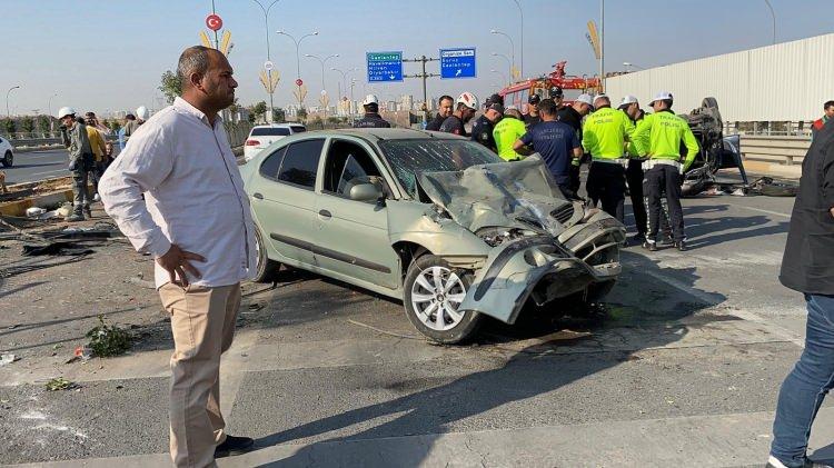 <p>Refüje çarpan otomobil, demir korkulukları yerinden sökerek karşı yola uçtu. Karşı yoldan ilerlemekte olan Suat A.'nın kullandığı 38 AEG 846 plakalı otomobil ile İsmail E.'nin kullandığı 33 BDR 62 plakalı otomobillere çarptıktan sonra devrildi. Kazada 5 kişi yaralandı. Kaza nedeniyle bilgiye çok sayıda itfaiye, ambulans ve polis ekibi sevk edildi. Yaralılar olay yerindeki ilk müdahalenin ardından ambulanslarla hastaneye kaldırıldı. Tedavi altına alınan yaralılardan 3'ünün sağlık durumunun ağır olduğu öğrenilirken yol ise uzun süre trafiğe kapandı.</p>

<p> </p>
