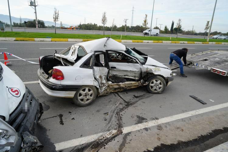 <p>Edinilen bilgiye göre, Balıkesir - Edremit kara yolunun kırsal Çamdibi Mahallesi kavşağında meydana gelen kazada, H.K. (30) idaresindeki 10 RE 157 plakalı minibüs, Havran istikametinden Edremit yönüne seyir halindeyken, kavşaktan dönüş yapan Kemal Hırca (56) yönetimindeki 10 ABP 010 plakalı otomobille çarpıştı.</p>

<p> </p>
