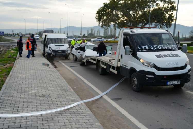 <p>Yaralıların hayati tehlikelerinin bulunmadığı, sağlık ekiplerince Edremit Devlet Hastanesine kaldırılarak tedavi altına alındıkları öğrenildi. </p>

