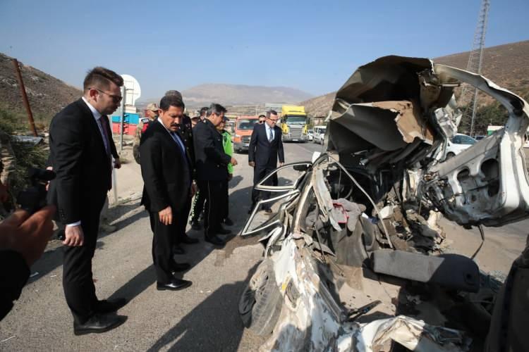 <p><strong><span style="color:rgb(178, 34, 34)">FRENİ ARIZALANAN KAMYON, IŞIKTA BEKLEYEN 8 ARACA ÇARPTI: 4 YARALI</span></strong></p>

<p>Hatay’da freni arızalanan kamyon, ışıkta bekleyen 8 araca çarparken kazada 4 kişi yaralandı. </p>
