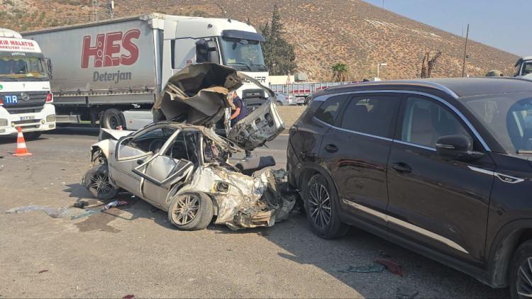 <p>Yaralı 4 şahıs, ilk müdahalenin ardından hastanede tedavi altına alındı. Hatay Valisi Mustafa Masatlı da bölgeye gelerek kazanın yaşandığı alanda incelemelerde bulundu.</p>
